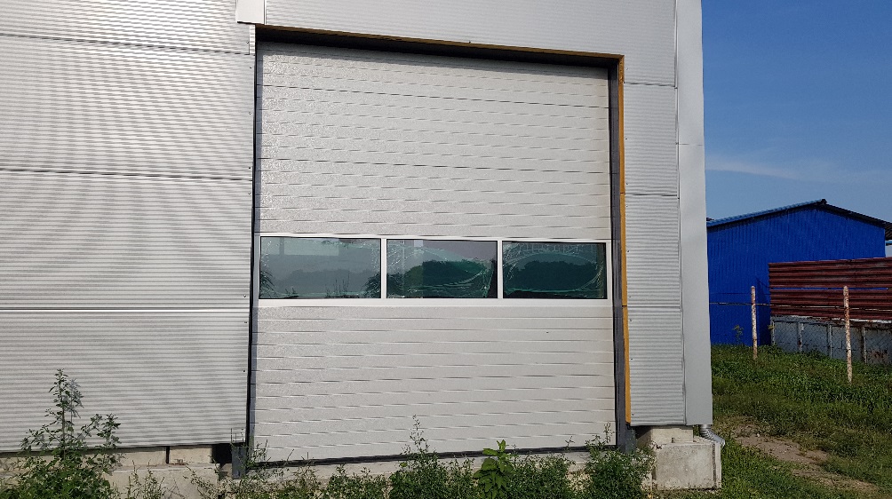 Ezüst színű szekcionált ipari kapu