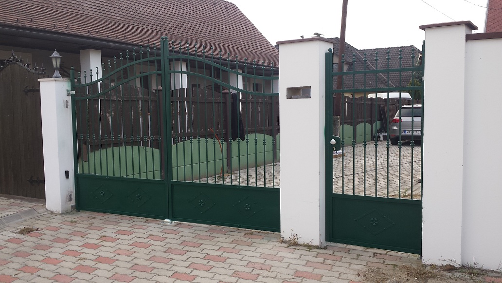 Kétszárnyú kovácsoltvas kapu